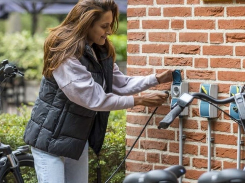 Puis-je surcharger la batterie de mon vélo électrique ? 
