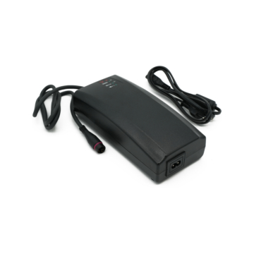 Vue en trois quarts du chargeur Alber Neodrives Z20 V8 RS depuis l'avant, incluant le câble d'alimentation.