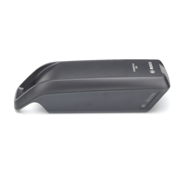 Sur cette image, le Bosch PowerPack 500 Active/Performance pour montage sur le cadre est visible. La photo est prise de côté à un angle oblique, montrant le côté et le dessus.