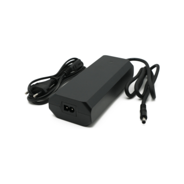 Vue à trois quarts du chargeur Rad Power Bikes 48V 2A avec la prise d'alimentation bien visible.