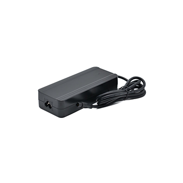 Ici, vous voyez une image du chargeur de batterie de vélo Sparta E-motion 29,4V 2,5A (3 broches). Cette image a été prise d'un angle où vous pouvez voir le dessus, le devant et le côté. Le câble est également visible.