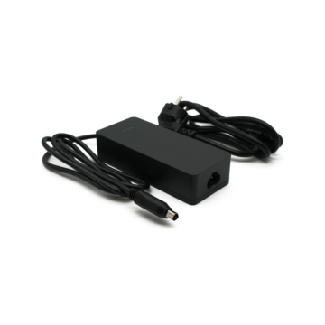 Vue à trois quarts du chargeur Sparta / Batavus E-Motion Smart avec la prise d'alimentation bien visible.
