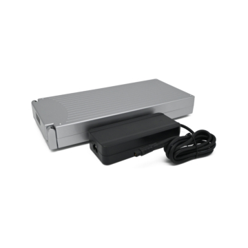 photo de la batterie de vélo Sparta E-motion C1/C2/C3 compatible Batavus 13.6Ah (argent) Incl. chargeur vue de face où vous pouvez voir la prise pour le vélo.