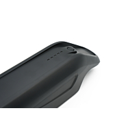 Gros plan sur l'avant de la batterie de remplacement AEG DownTube 36V 10.4Ah montrant clairement l'indicateur LED et le bouton d'alimentation.
