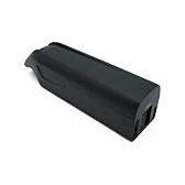 Vue rapprochée en trois quarts de la batterie de remplacement AEG DownTube 36V 12.8Ah, où la batterie est bien visible.

