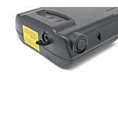 Vue trois quarts en gros plan de la batterie de vélo Ansmann 36V 11.6Ah Compatible. Le bouton marche/arrêt et le port de charge sont clairement visibles.