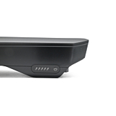 Gros plan de la Bosch PowerPack 500 Active 36V 13.4Ah batterie de vélo où l'on peut voir l'indicateur de batterie et l'interrupteur pour allumer et éteindre la batterie