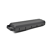 Vue en trois quarts du Bosch Powerpack 700 Performance/Active porte-bagages E-Bike Vision, prise de l'arrière de la batterie. L'arrière et le côté de la batterie sont clairement visibles, ainsi que la poignée de la batterie.