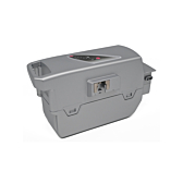 Vue trois quarts de la batterie de vélo Flyer Kalkhoff Compatible Panasonic 26V 23Ah allongée. L'indicateur de batterie et les boutons sur le devant de la batterie sont visibles.