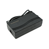 Vue trois-quarts du chargeur compatible Gazelle Impulse 42V 3A avec connecteur Rosenberger sans adaptateur.