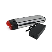 La batterie compatible Gazelle Innergy Or de 36V et 13Ah, incluant un chargeur gratuit. Ce chargeur est également visible sur la photo.