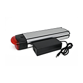 Sur cette image, on voit une batterie de vélo compatible Gazelle Innergy Gold 36V 13Ah. À côté, le chargeur correspondant est également représenté, car il s'agit d'un pack où les gens reçoivent un chargeur avec la batterie de vélo.