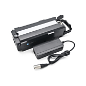 Vue trois quarts de la batterie de vélo Giant Twist Compatible 13Ah vue de dessus. Le chargeur est à côté de la batterie.