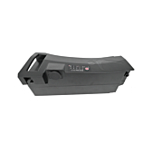La batterie compatible Impulse 36V 14.5Ah produite par EYXON vue sous un angle oblique, montrant clairement le côté et le dessus de la batterie, y compris l'indicateur de batterie au-dessus. Le port de charge est fermé.