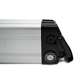 Gros plan du côté de la Phylion XH370-12J Silverfish 37V 12Ah Compatible avec la serrure bien visible.