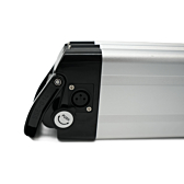 Gros plan du côté de la Phylion XH370-12J Silverfish 37V 12Ah Compatible avec la poignée et le port de chargement clairement visibles.