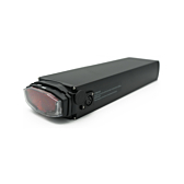 Vue en trois quarts de la batterie de vélo Promovec Carrier 6.2XL 36V 17.4Ah. Le feu arrière de la batterie et le port de chargement sont visibles.