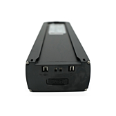 Vue en trois quarts de la batterie de vélo Promovec Carrier 6.2XL 36V 11Ah à l'envers. La connexion au vélo de la batterie est visible.