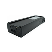 Vue en trois quarts de la batterie de vélo Promovec Carrier 6.2XL 36V 11Ah à l'envers. La connexion au vélo de la batterie est visible.