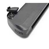 Photo en gros plan du port de charge de la batterie de vélo TranzX BL21 36V 6.8Ah. L'indicateur de batterie est également visible sur la photo.