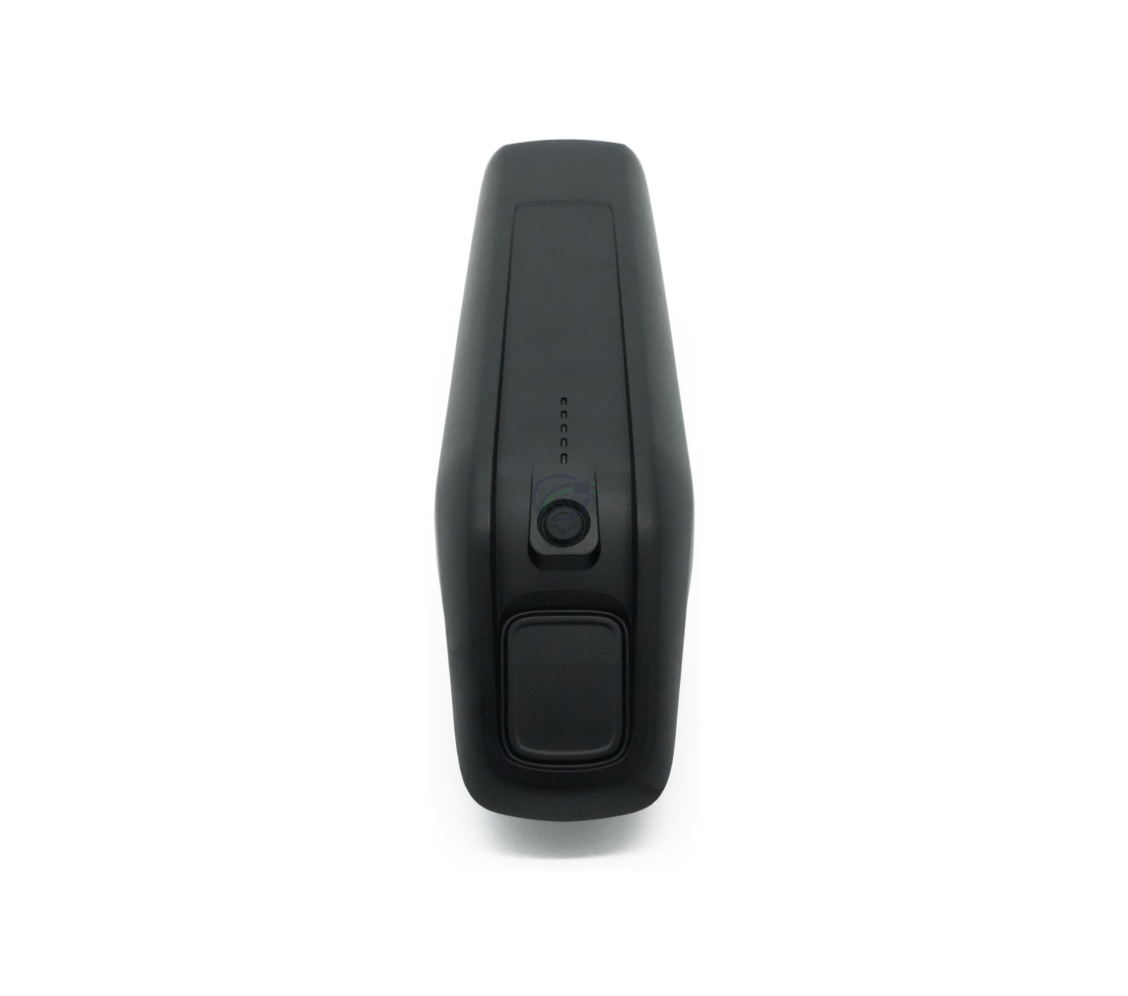 Vue de face de la batterie de remplacement AEG DownTube 36V 10.4Ah montrant clairement l'indicateur LED et le bouton d'alimentation.
