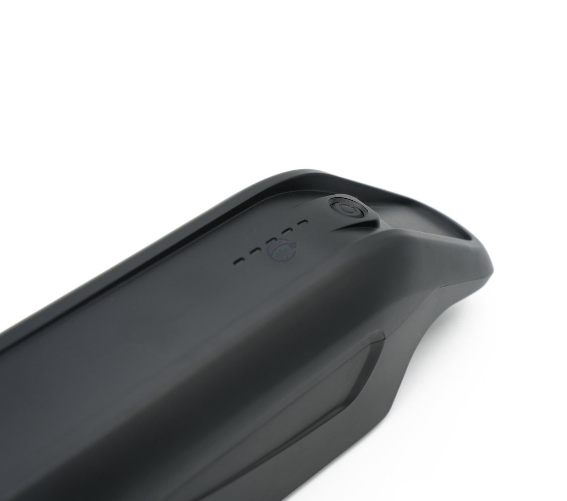 Gros plan sur l'avant de la batterie de remplacement AEG DownTube 36V 10.4Ah montrant clairement l'indicateur LED et le bouton d'alimentation.
