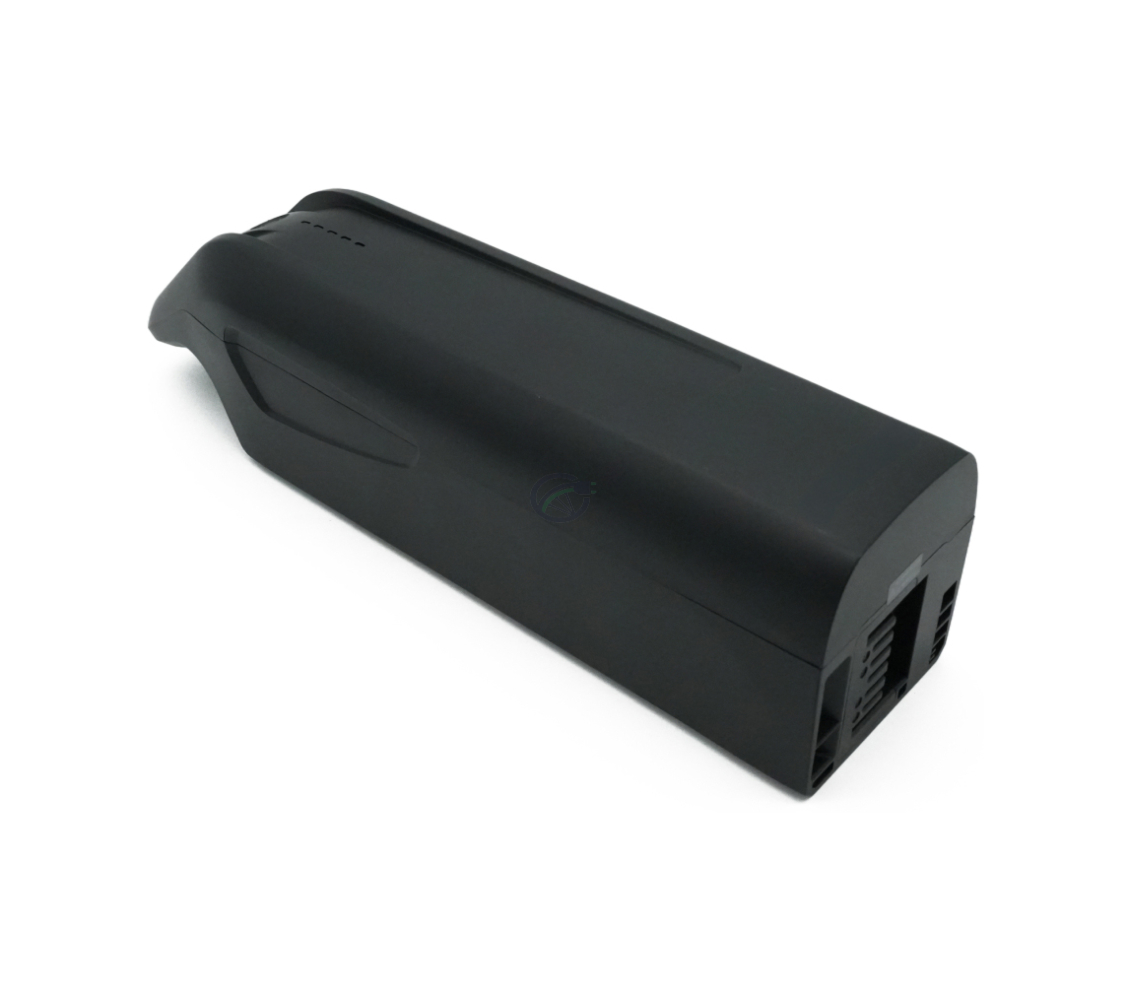 Vue rapprochée en trois quarts de la batterie de remplacement AEG DownTube 36V 10.4Ah, où la batterie est bien visible.
