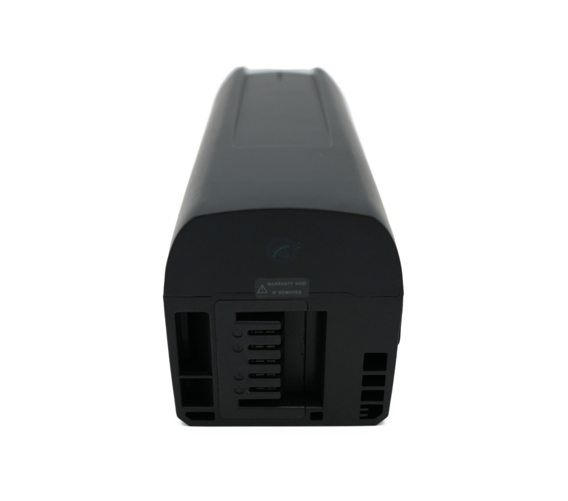 Vue de face de la batterie de remplacement AEG DownTube 36V 10.4Ah montrant clairement la connexion au vélo.
