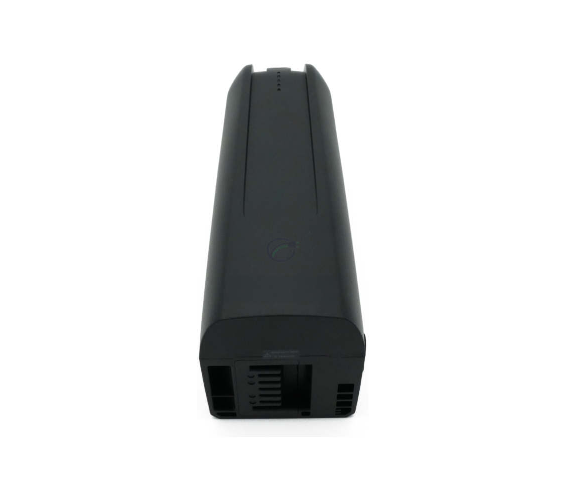 Vue de dessus de la batterie de remplacement AEG DownTube 36V 10.4Ah montrant clairement la connexion au vélo.
