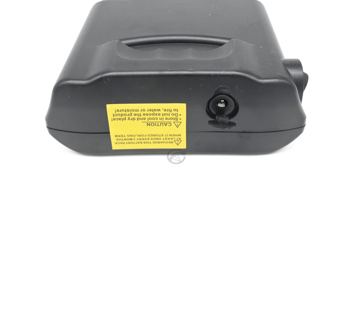 Gros plan du port de charge de la batterie de vélo Ansmann 36V 11.6Ah Compatible.
