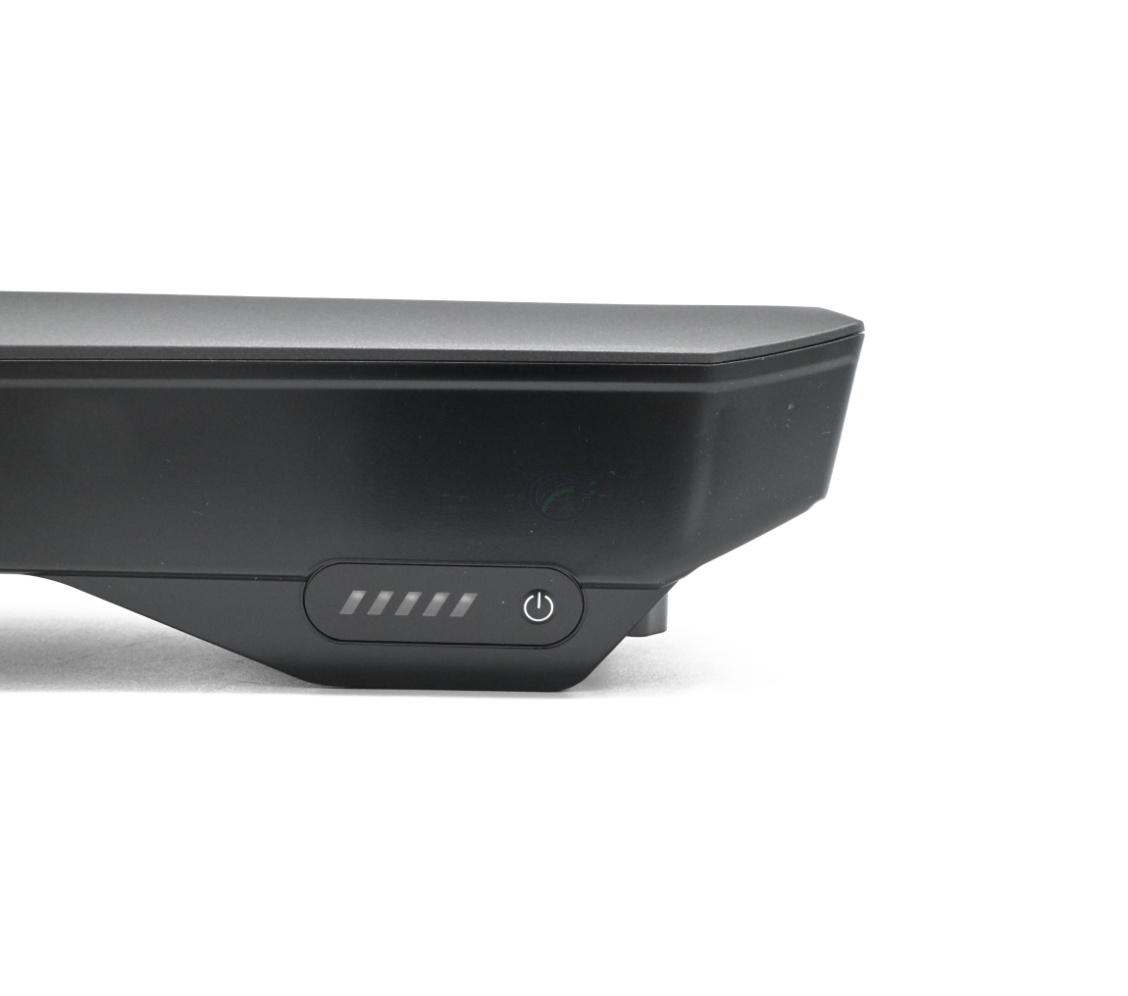 Gros plan de la Bosch PowerPack 500 Active 36V 13.4Ah batterie de vélo où l'on peut voir l'indicateur de batterie et l'interrupteur pour allumer et éteindre la batterie