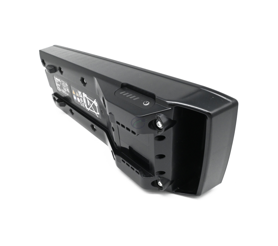 Photo de la Bosch PowerPack 500 Active 36V 13.4Ah batterie de vélo vue de dessous où l'on peut voir les autocollants avec des avertissements et l'interrupteur pour allumer et éteindre la batterie