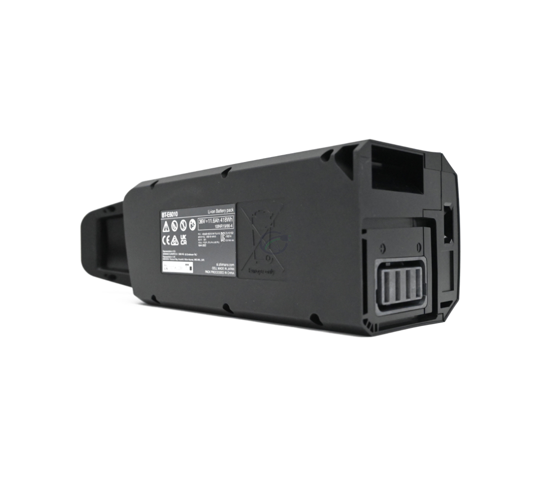 photo du Shimano BT-E6010 36V 11.6Ah du dessous où l'on peut clairement voir les autocollants avec des explications et des avertissements