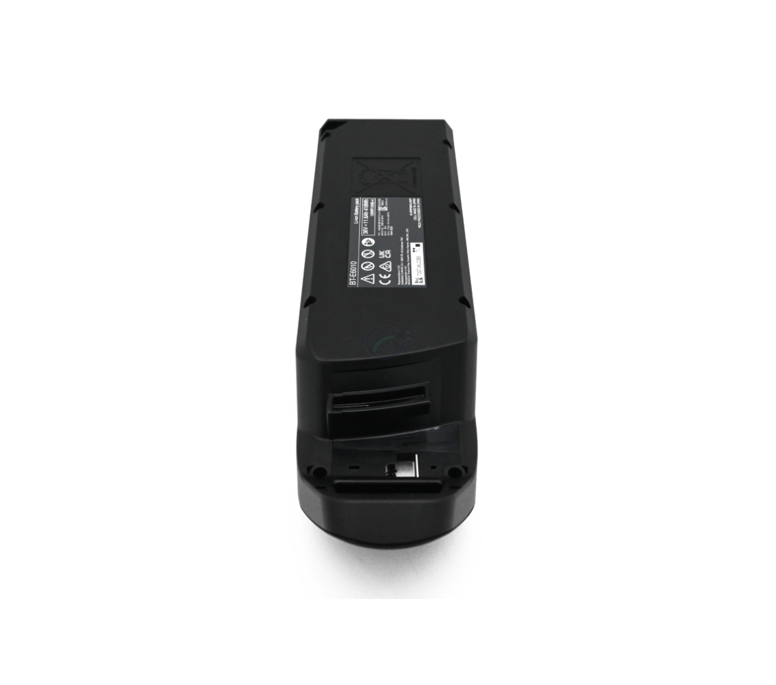 photo du Shimano BT-E6010 36V 11.6Ah de face où l'on peut voir le dessous de la batterie avec des autocollants d'explications et d'avertissements
