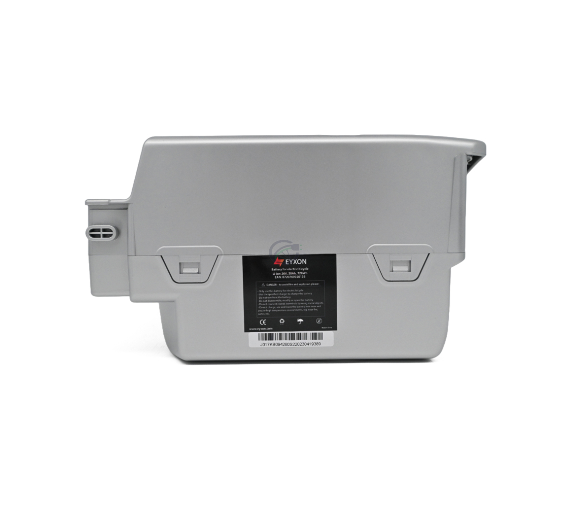 photo du dessous de la batterie de vélo Flyer Kalkhoff Panasonic Compatible 26V 13Ah où l'on peut voir clairement les autocollants avec des avertissements et des informations