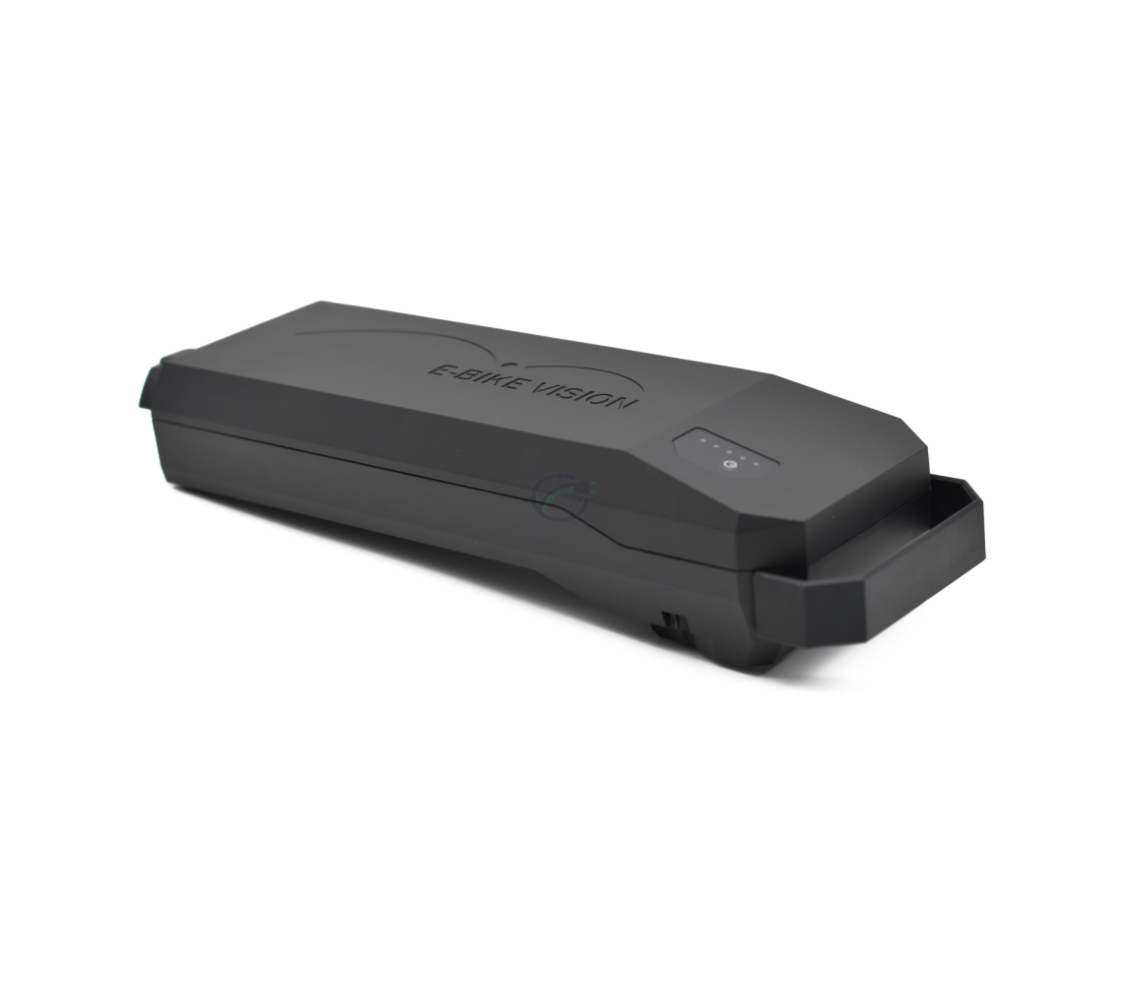 Vue en trois quarts de l'arrière de la batterie de vélo Bosch Powerpack 360 Performance/Active porte-bagages E-Bike Vision. La poignée et l'indicateur de batterie de la batterie sont visibles.