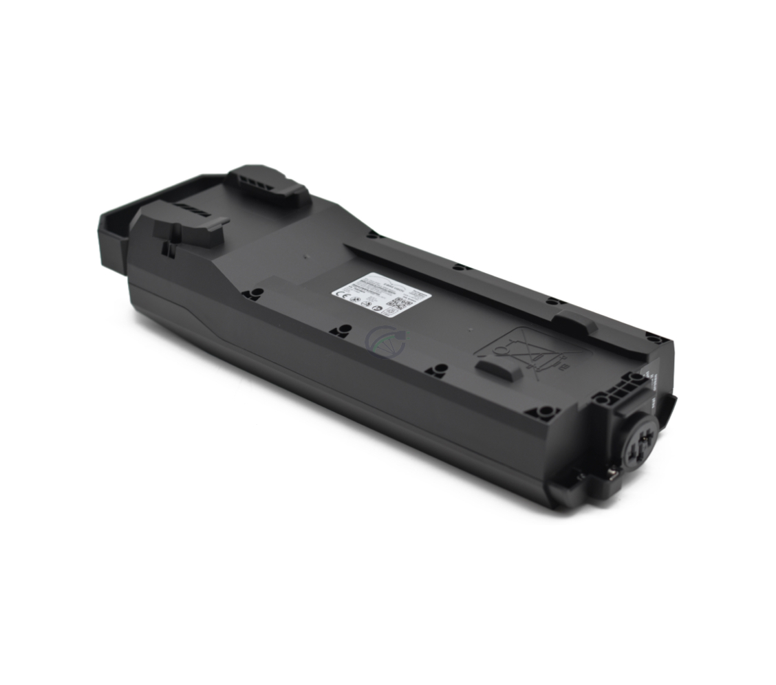 Vue en trois quarts de la partie inférieure de la batterie de vélo Bosch Powerpack 360 Performance/Active porte-bagages E-Bike Vision. L'étiquette en bas de la batterie est visible.
