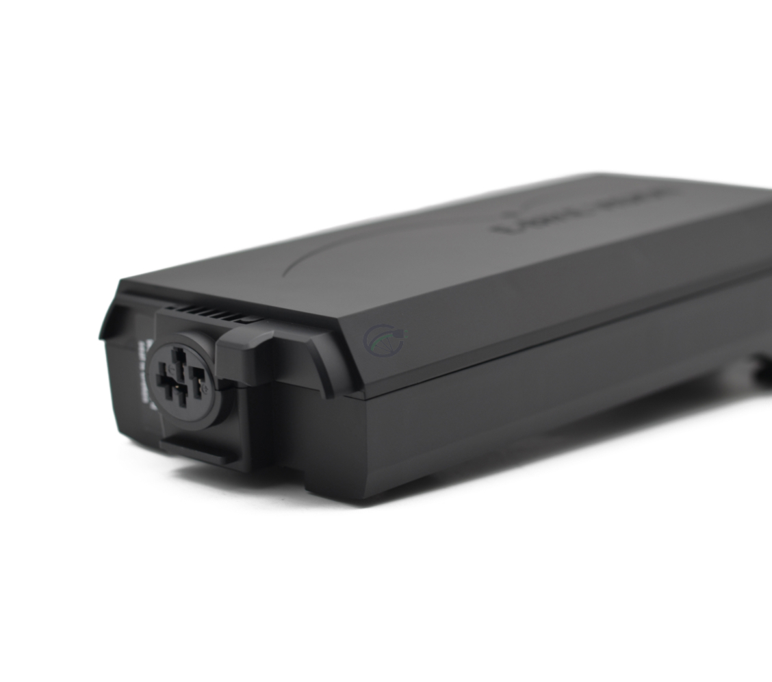 Vue de face de la batterie de vélo Bosch Powerpack 360 Performance/Active porte-bagages E-Bike Vision. La connexion au vélo est visible.