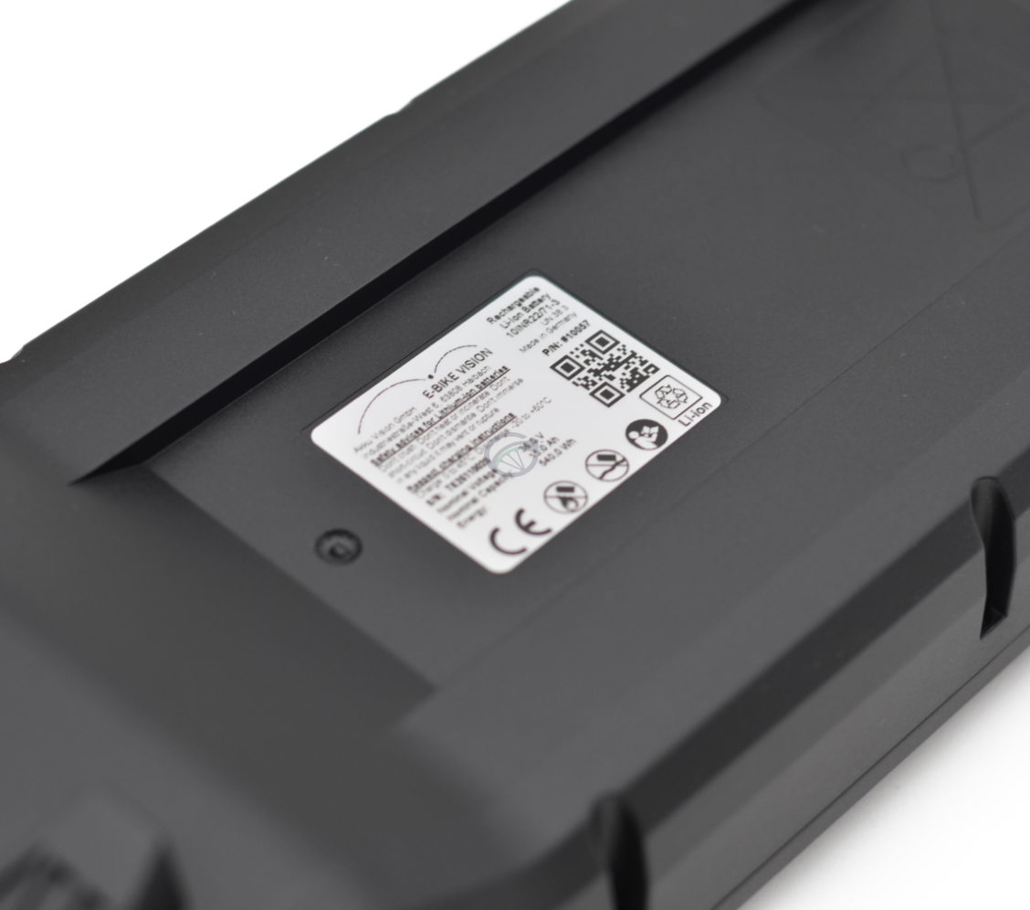 Photo en gros plan de l'étiquette à la partie inférieure de la batterie de vélo Bosch Powerpack 540 Performance/Active porte-bagages E-Bike Vision.