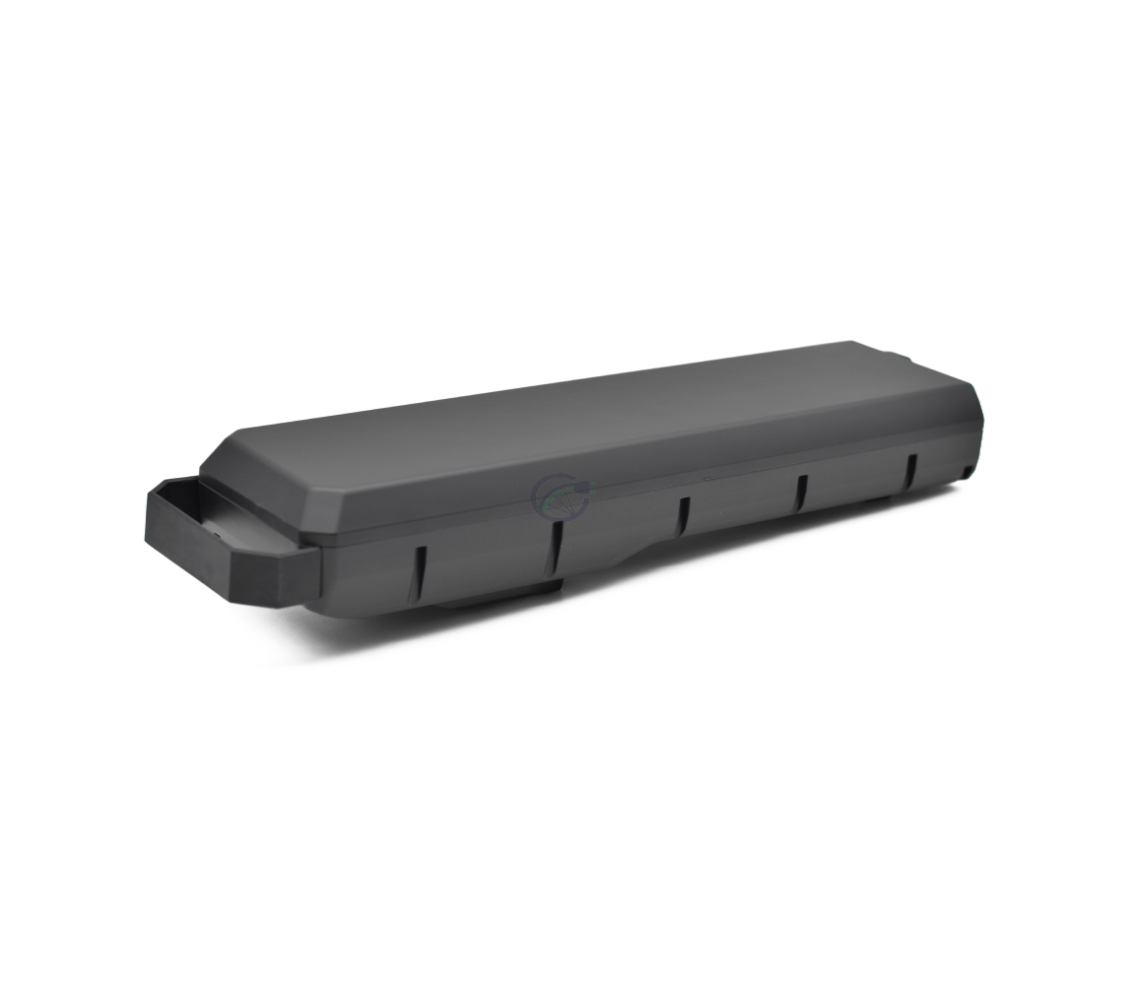 Vue en trois quarts du Bosch Powerpack 700 Performance/Active porte-bagages E-Bike Vision, prise de l'arrière de la batterie. L'arrière et le côté de la batterie sont clairement visibles, ainsi que la poignée de la batterie.