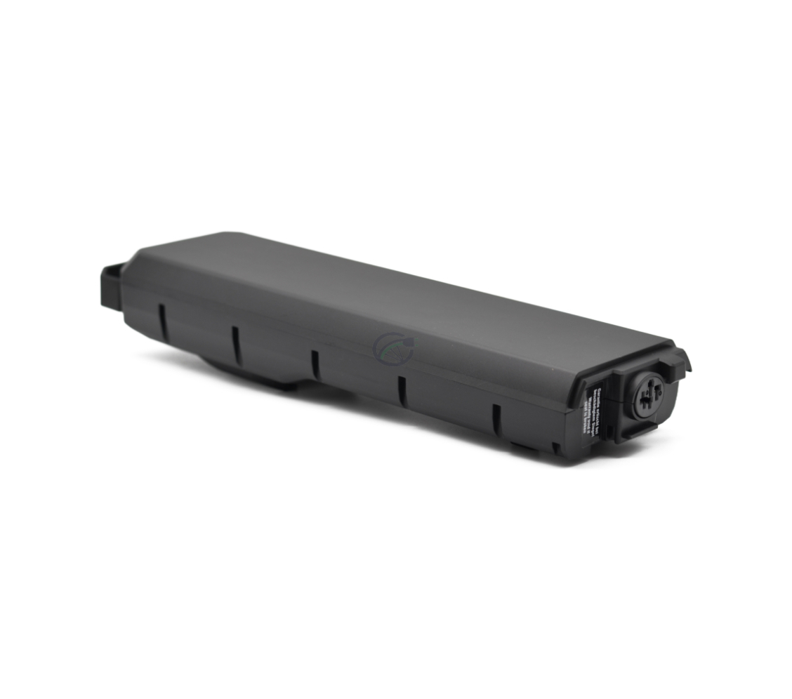 Vue en trois quarts du Bosch Powerpack 700 Performance/Active porte-bagages E-Bike Vision, prise de l'avant. La connexion au vélo et le côté de la batterie sont clairement visibles.