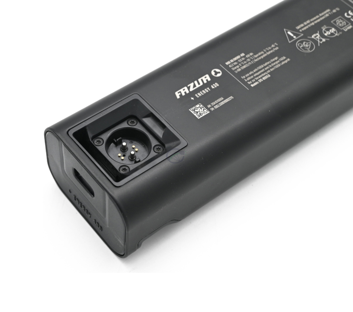 Photo en gros plan du port de chargement de la batterie de vélo Fazua Energy 430.