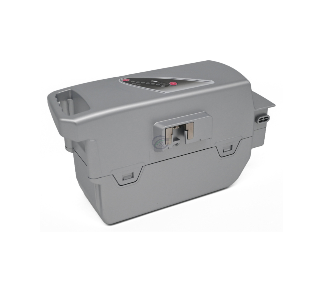 Vue trois quarts de la batterie de vélo Flyer Kalkhoff Compatible Panasonic 26V 23Ah allongée. L'indicateur de batterie et les boutons sur le devant de la batterie sont visibles.