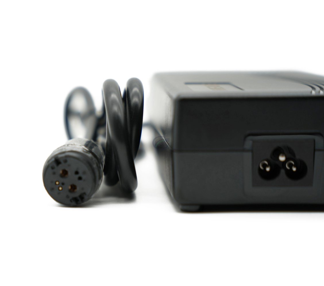Gros plan du connecteur Rosenberger du chargeur compatible Gazelle Impulse 42V 3A.