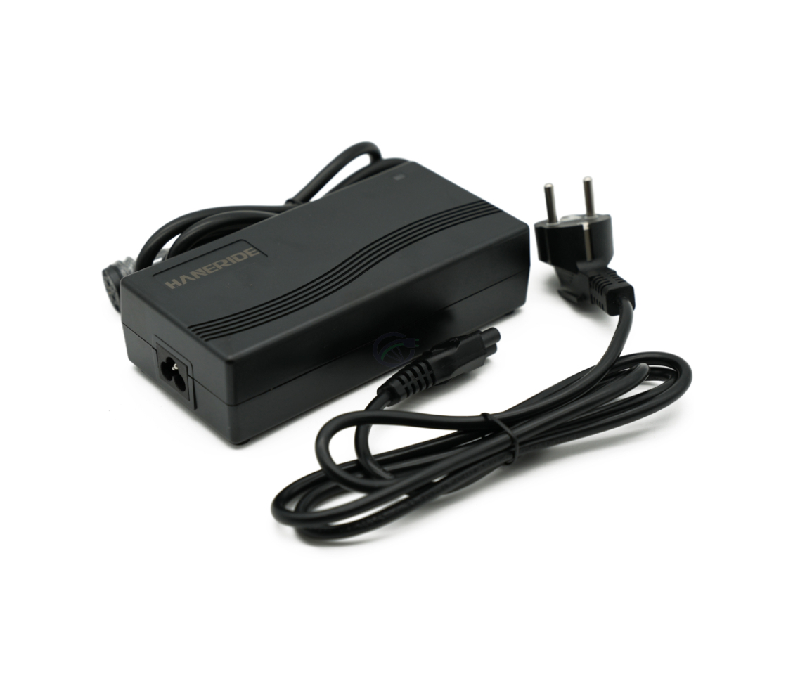 Vue trois-quarts du chargeur compatible Gazelle Impulse 42V 3A avec connecteur Rosenberger. L'adaptateur correspondant est bien visible.