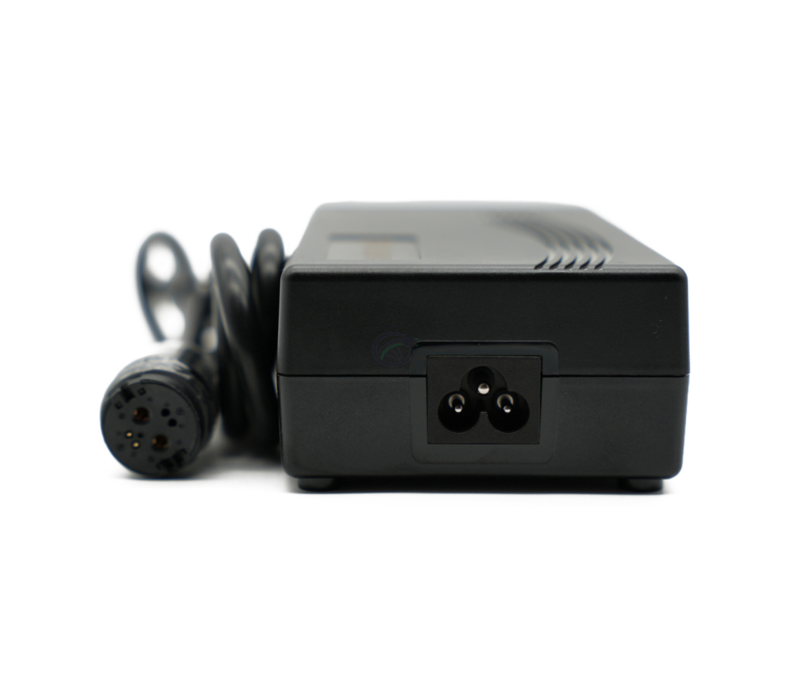 Vue de face en contre-plongée du chargeur compatible Gazelle Impulse 42V 3A avec connecteur Rosenberger. Les connecteurs sont bien visibles.