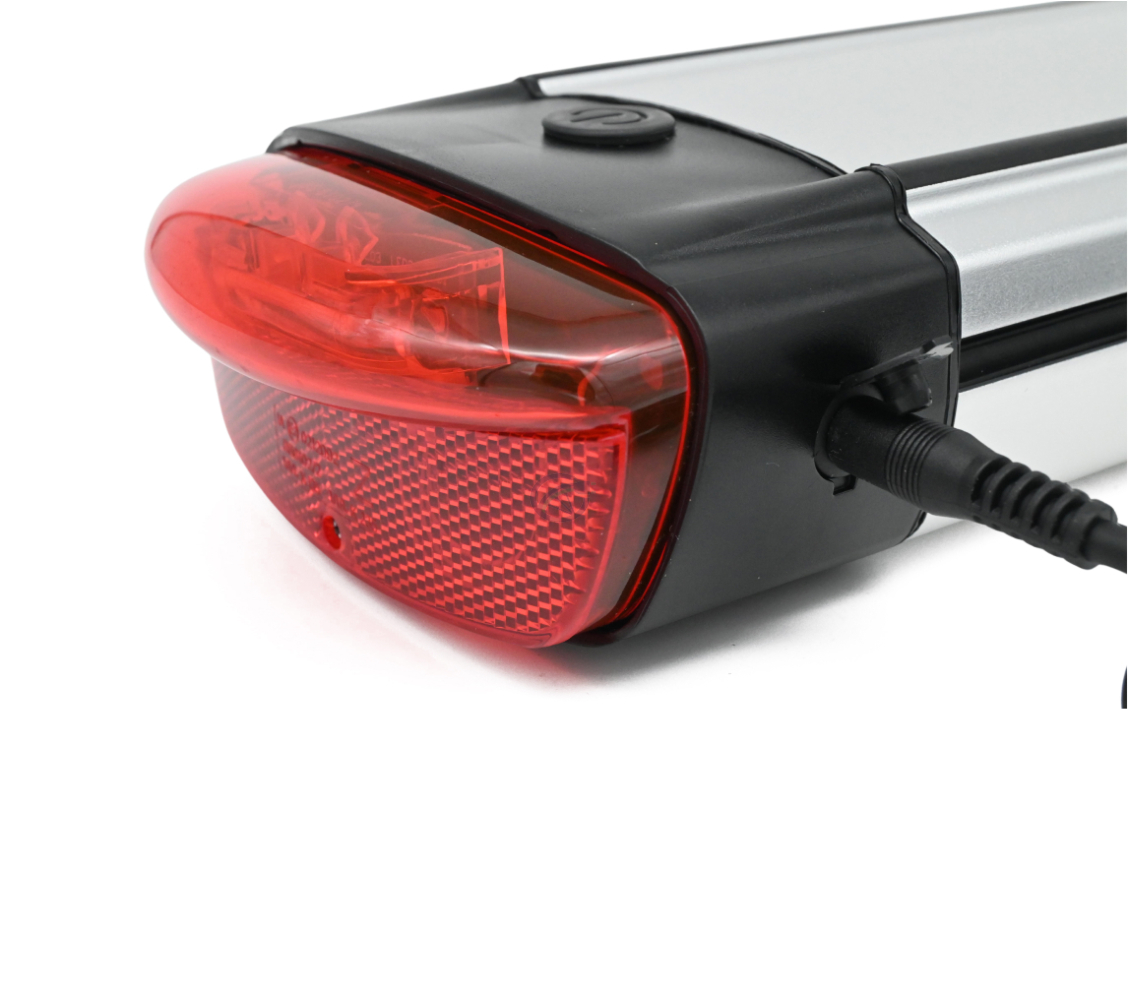 Le chargeur de la batterie compatible Gazelle Innergy Gold est branché sur le côté de la batterie. Le feu arrière est clairement visible.