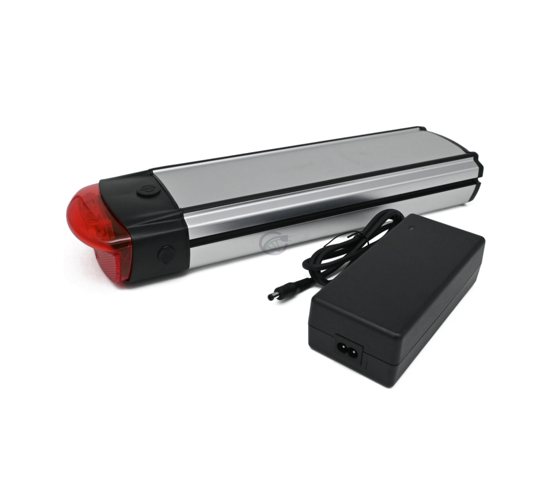 La batterie compatible Gazelle Innergy Or de 36V et 13Ah, incluant un chargeur gratuit. Ce chargeur est également visible sur la photo.