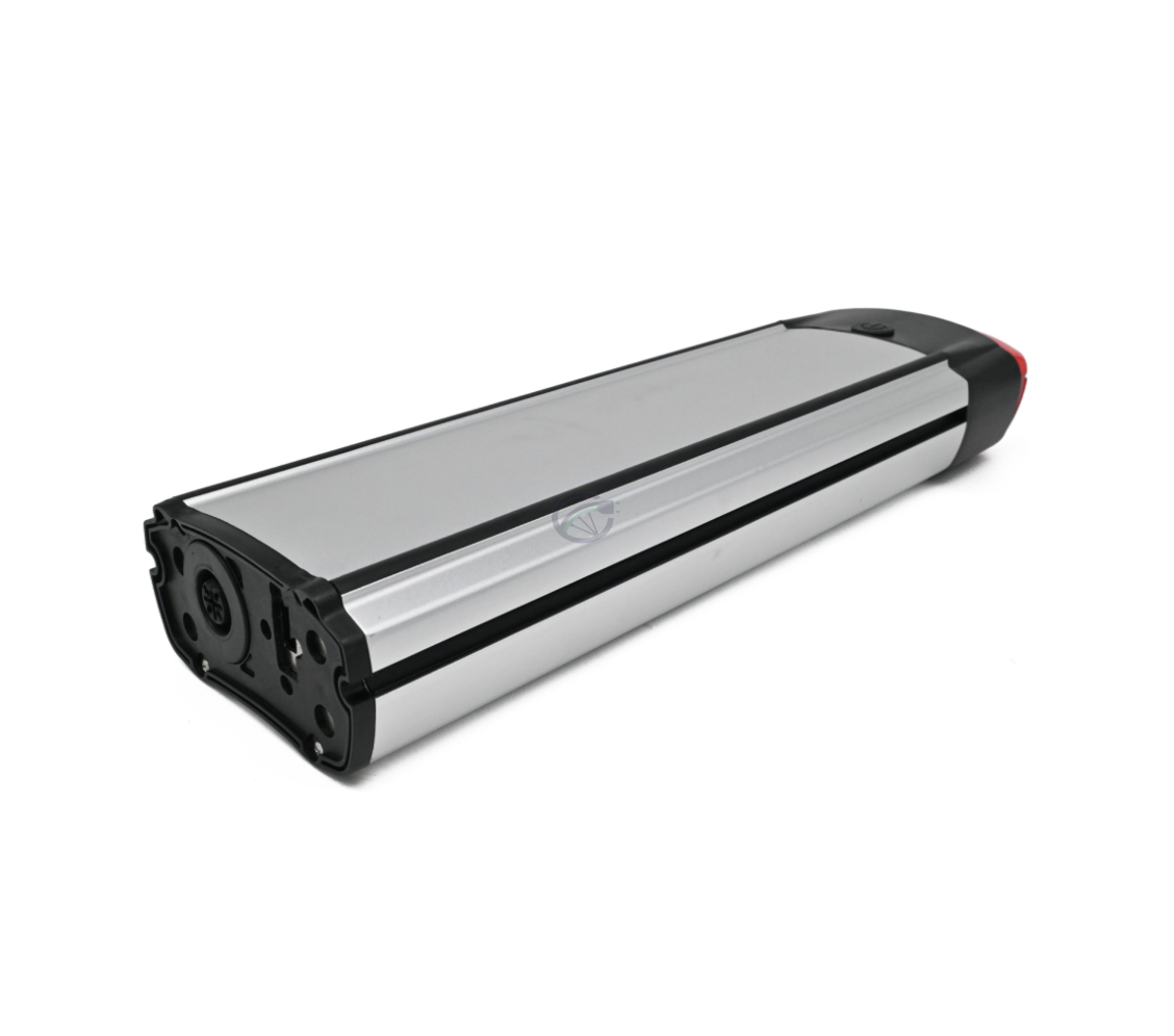 Une photo prise sous un angle oblique de la batterie compatible Gazelle Innergy Gold. L'angle permet de voir la connexion avec le vélo.