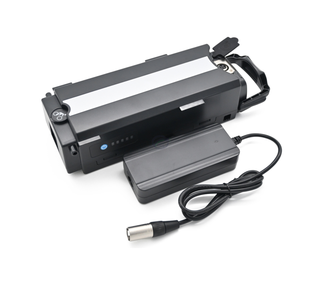 Vue trois quarts de la batterie de vélo Giant Twist Compatible 13Ah vue de dessus. Le chargeur est à côté de la batterie.